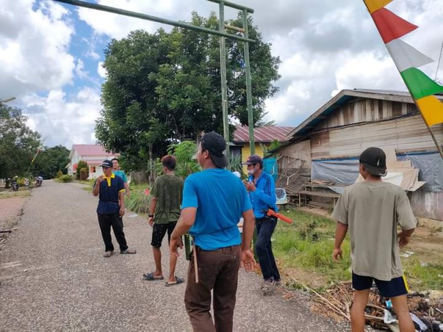 Gotong royong menyambut Hari HUT ke 79