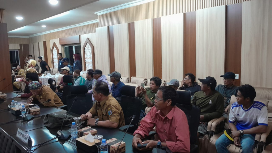 RAPAT DENGAR PENDAPAT PETANI PELASMA DAN PT BUMI MULYA MAKMUR LESTARI (BMML) DENGAN KOMISI II DPRD KABUPATEN PASER BESERTA OPD/DINAS TERKAIT